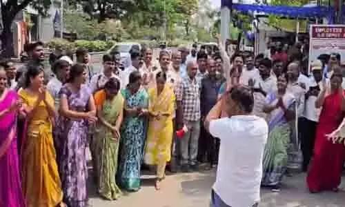 కుషాయిగూడలో ఆర్టీసి కార్మికుల వినూత్న నిరసన..
