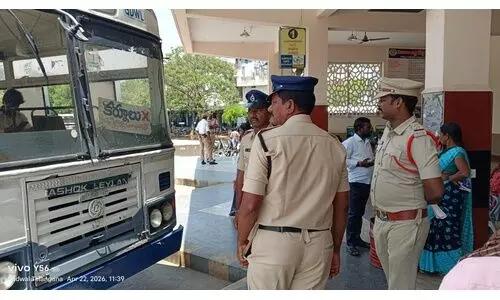 పోలీసుల పహారా... గద్వాల్ లో బయటకు కదులుతున్న ఆర్టీసి బస్సులు