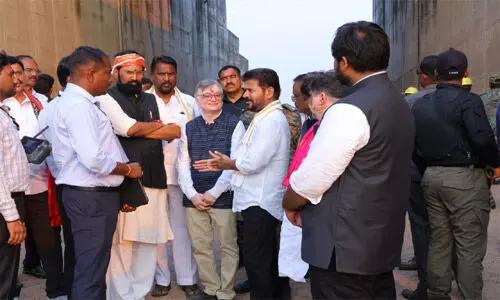 అధికారిక పర్యటనకు రాజకీయ రంగులా?