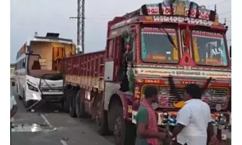 బస్సు ప్రమాదం: ఒకరు మృతి.... 35 మంది సురక్షితం