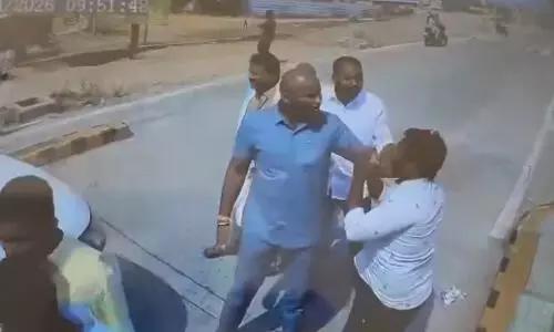 టోల్‌ప్లాజా సిబ్బందిపై టిడిపి ఎంఎల్‌ఎ అనుచరుల దాడి... మహిళ జుట్టు పట్టుకొని చితక్కొట్టారు