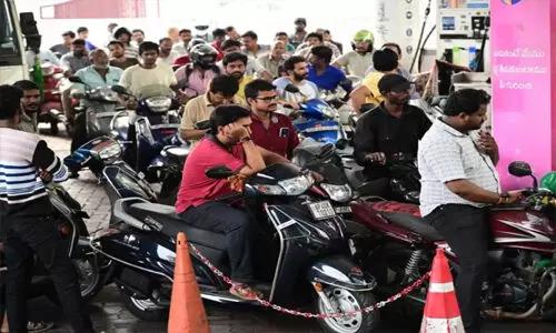 రేషన్ పద్ధతిలో బంక్‌ల్లో పెట్రోల్, డీజిల్