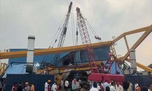 కుప్పకూలిన భారీ క్రేన్.. ఐదుగురి దుర్మరణం