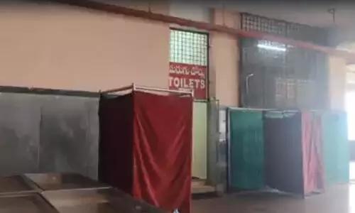 ఇంద్రకీలాద్రి అమ్మవారి ఆలయంలో మహిళల బాత్రూమ్ లోకి ఆకతాయి చొరబడి... వీడియోలు తీస్తూ