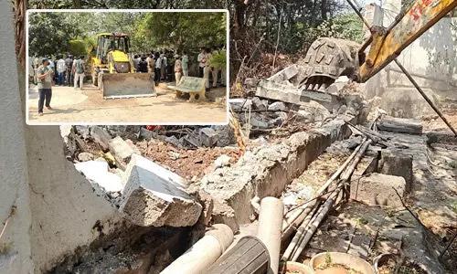 హయత్ నగర్ లో ఉద్రిక్తత...  అక్రమ కట్టడాలు కూల్చివేత