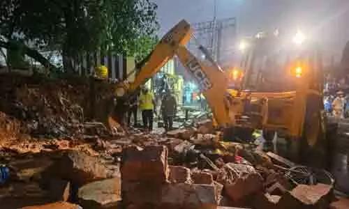 హాస్పిటల్ గోడకూలి 8మంది మృతి