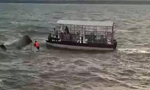 పడవ బొల్తా.. నలుగురు మృతి, పది మంది గల్లంతు