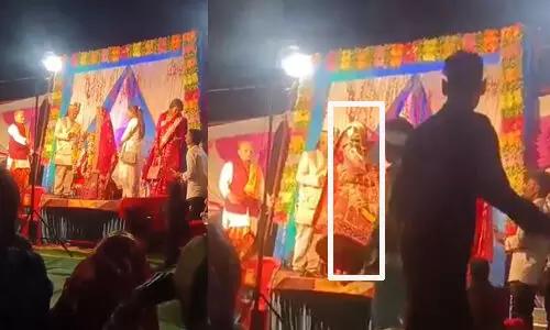 పెళ్లి మండపం నుంచి పరుగులు తీసి... ప్రియుడి మెడలో దండ వేసిన వధువు.... షాకైన బంధువులు