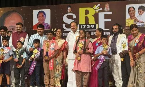 మాజీ ఉప రాష్ట్రపతి వెంకయ్య నాయుడు చేతుల మీదుగా అవార్డులు అందుకున్న మోత్కూర్ విద్యార్థులు