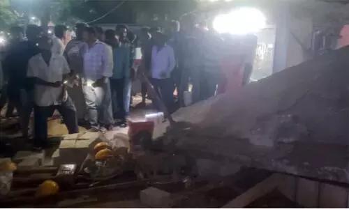 విశాఖ గాజువాకలో కూలిన భవనం.. ఒకరి మృతి