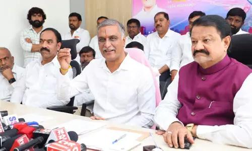 రేవంత్ రెడ్డి.. ఊసరవెల్లిలా రంగులు మార్చుతున్నారు: హరీష్ రావు