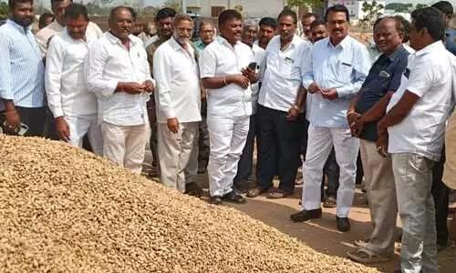 అధికారులు, మిల్లర్లు కుమ్మక్కై రైతులను దగా చేస్తున్నారు: నిరంజన్ రెడ్డి