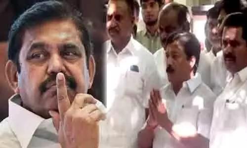 కీలక పరిణామం.. రెండు వర్గాలుగా చీలిపోయన అన్నాడిఎంకె ఎమ్మెల్యేలు