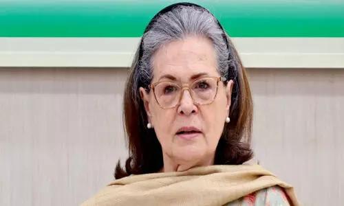 సోనియా నివాసంలో సందడి