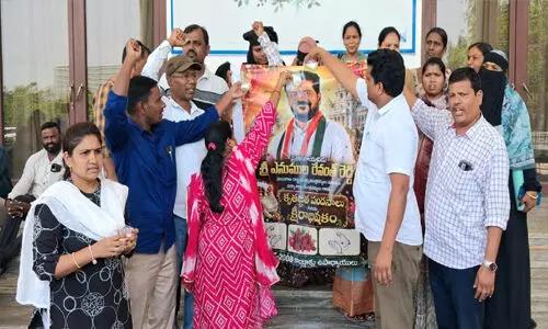సిఎం రేవంత్ రెడ్డి చిత్రపటానికి పాలాభిషేకం చేసిన 2008 డిఎస్సి  టీచర్లు