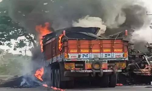 రెండు  లారీలో ఢీ.. ఇద్దరు డ్రైవర్లు సజీవ దహనం