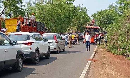 జహీరాబాద్ బీదర్ రహదారిపై రోడ్డు ప్రమాదం