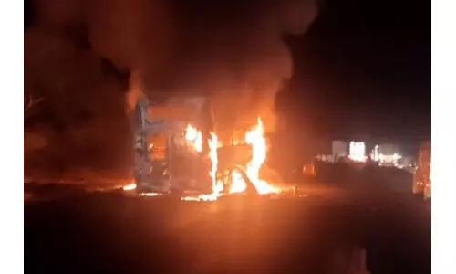 మంటల్లో కాలి బూడిదైన కావేరి ట్రావెల్స్ బస్సు..!