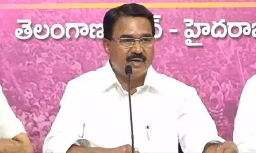 మక్కజొన్న, వరి రైతులు అరిగోస పడుతున్నారు: నిరంజన్ రెడ్డి
