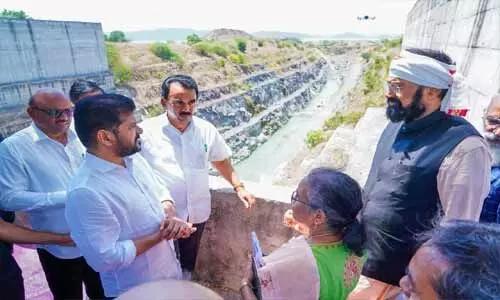 కమీషన్ల కోసమే పంపులు, లిఫ్టులు