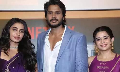 హాస్యం, భావోద్వేగాలతో..
