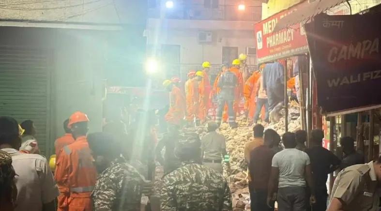 Delhi Hostel Collapse: โRemoving Rubble Too Quickly Could Trigger Another Collapseโ โ Rescue Teams Battle Through the Night