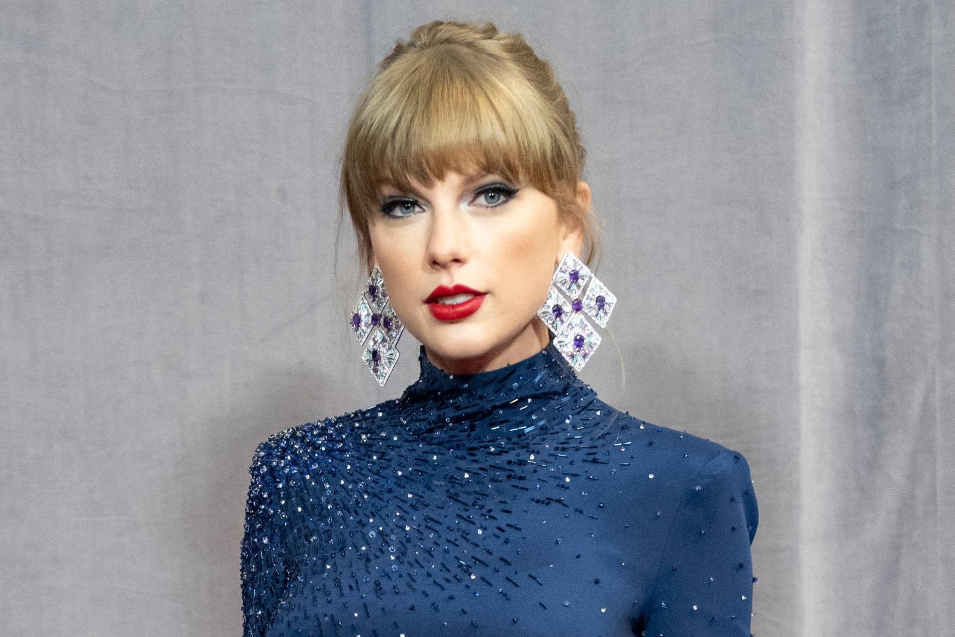 Taylor Swift Breaks Down While Honoring Family