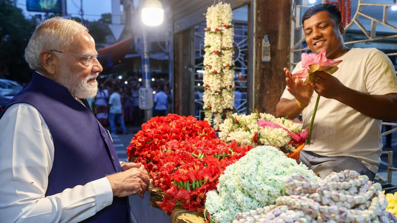 PM Modi: కోల్కతాలో కాళీమాతా ఆలయంలో ప్రధాని మోదీ ప్రత్యేక పూజలు.. ఫొటోలు వైరల్..