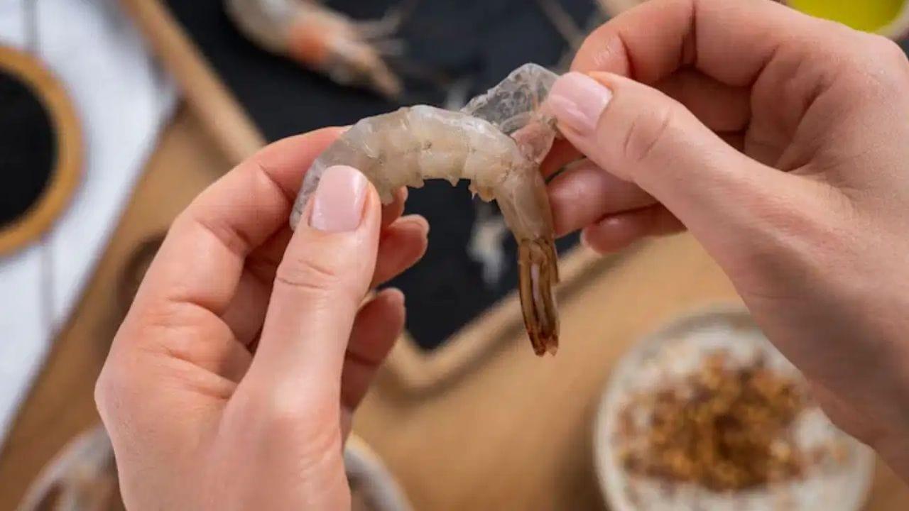 Prawns Cleaning: వండే ముందు రొయ్యలు ఇలా క్లీన్ చేయకపోతే రుచి మొత్తం పోతుంది.. పల్లెల్లో ఇదే ట్రెండ్