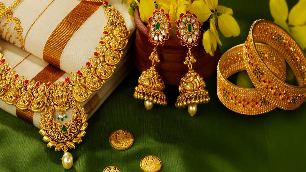 Gold Price Today: భారీగా దిగి వస్తున్న బంగారం, వెండి ధరలు.. తెలుగు రాష్ట్రాల్లో ఎంతంటే..!