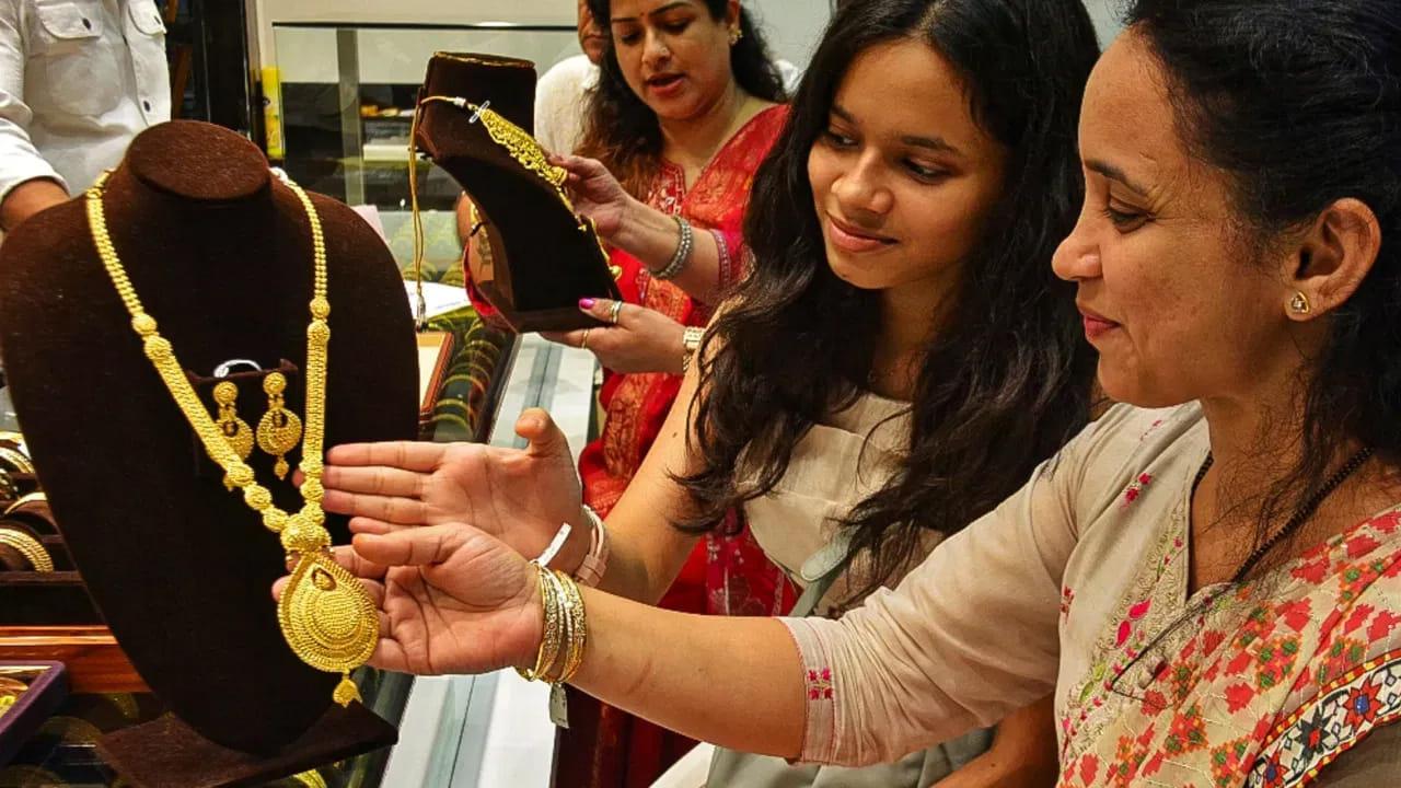 Gold Prices: వామ్మో.. బంగారం ధరలపై బిగ్ బాంబ్.. 2027 నాటికి ధరలు అంత పెరుగుతాయా..?