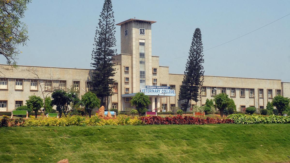 Govt. veterinary college students stage protest against upcoming private college
