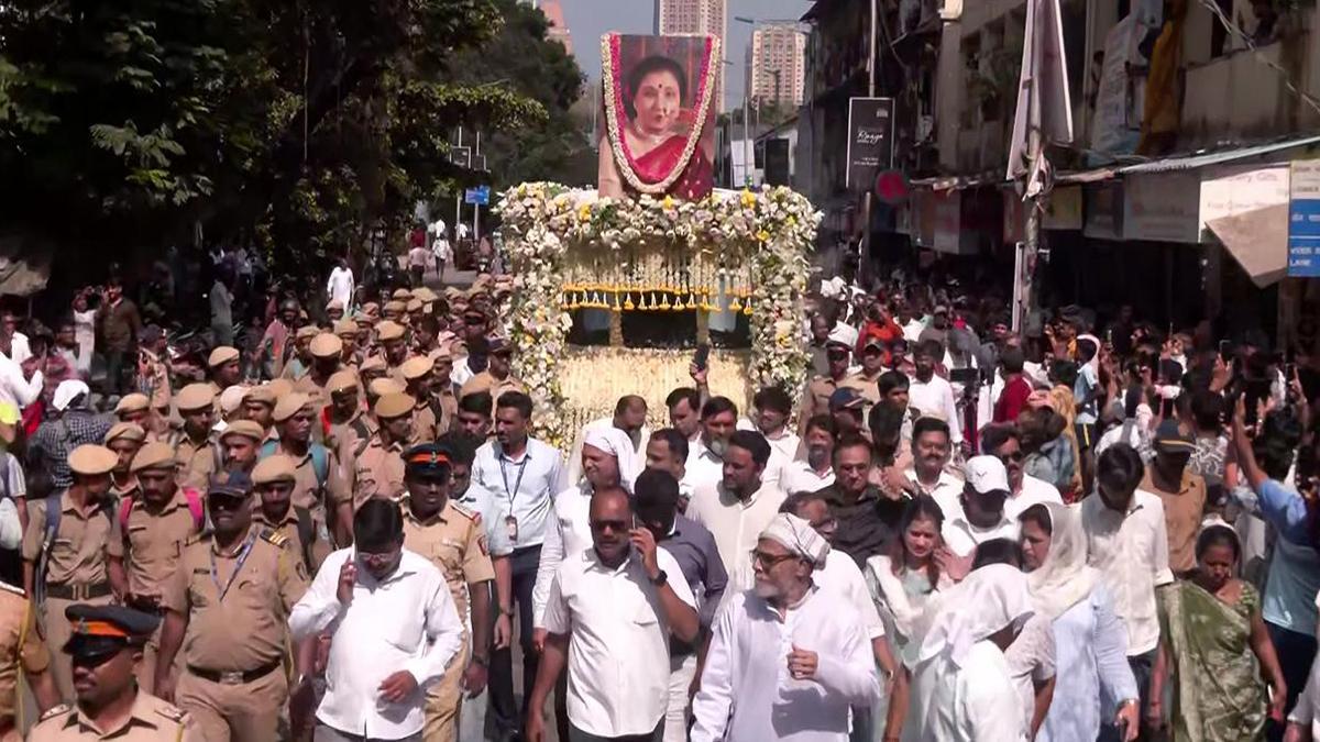 Asha Bhosle’s final journey draws huge crowds in Mumbai