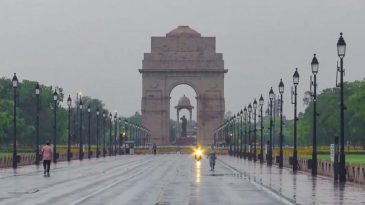 Delhi records minimum temperature of 24.6°C, thunderstorms with rain likely