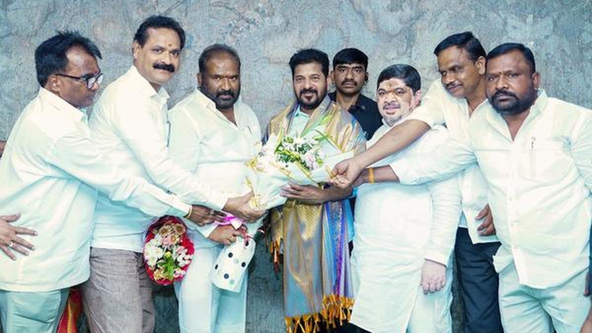 CM meets TGSRTC union leaders