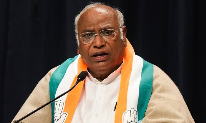Central Leaders Begun Discussions In Delhi, Supporters Rally Behind Front Runners In Kerala