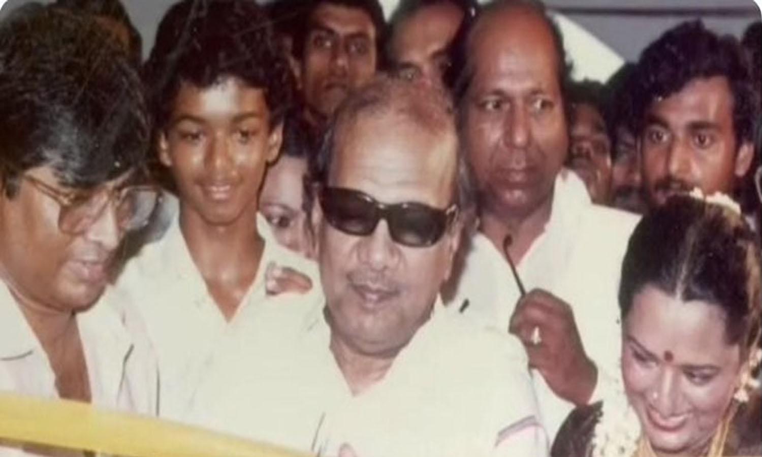 Throwback Pic of Young Vijay Behind Kalaignar at an Event Viral