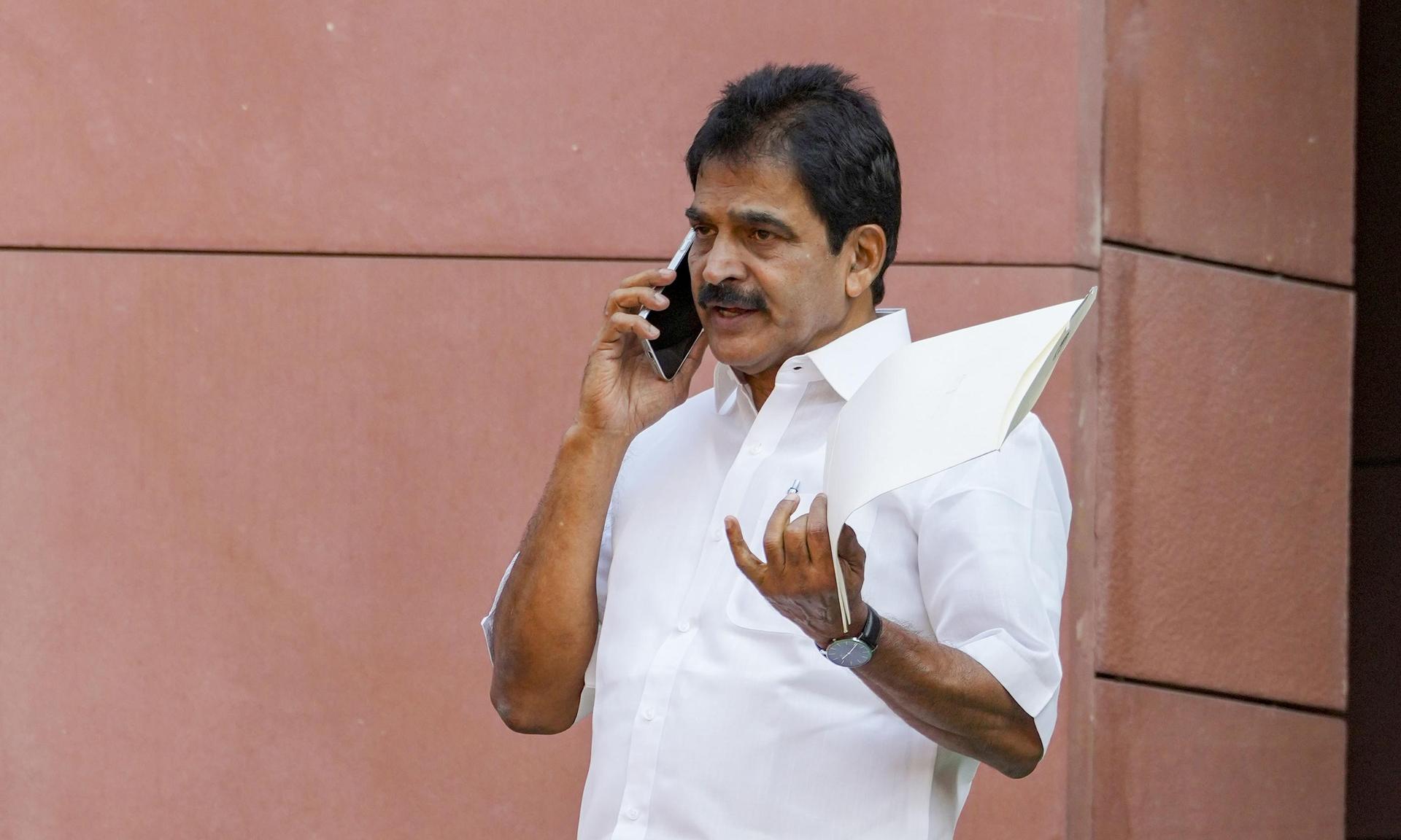 Kerala CM Race Heats Up: Venugopal, Chennithala Meet Sonia Gandhi