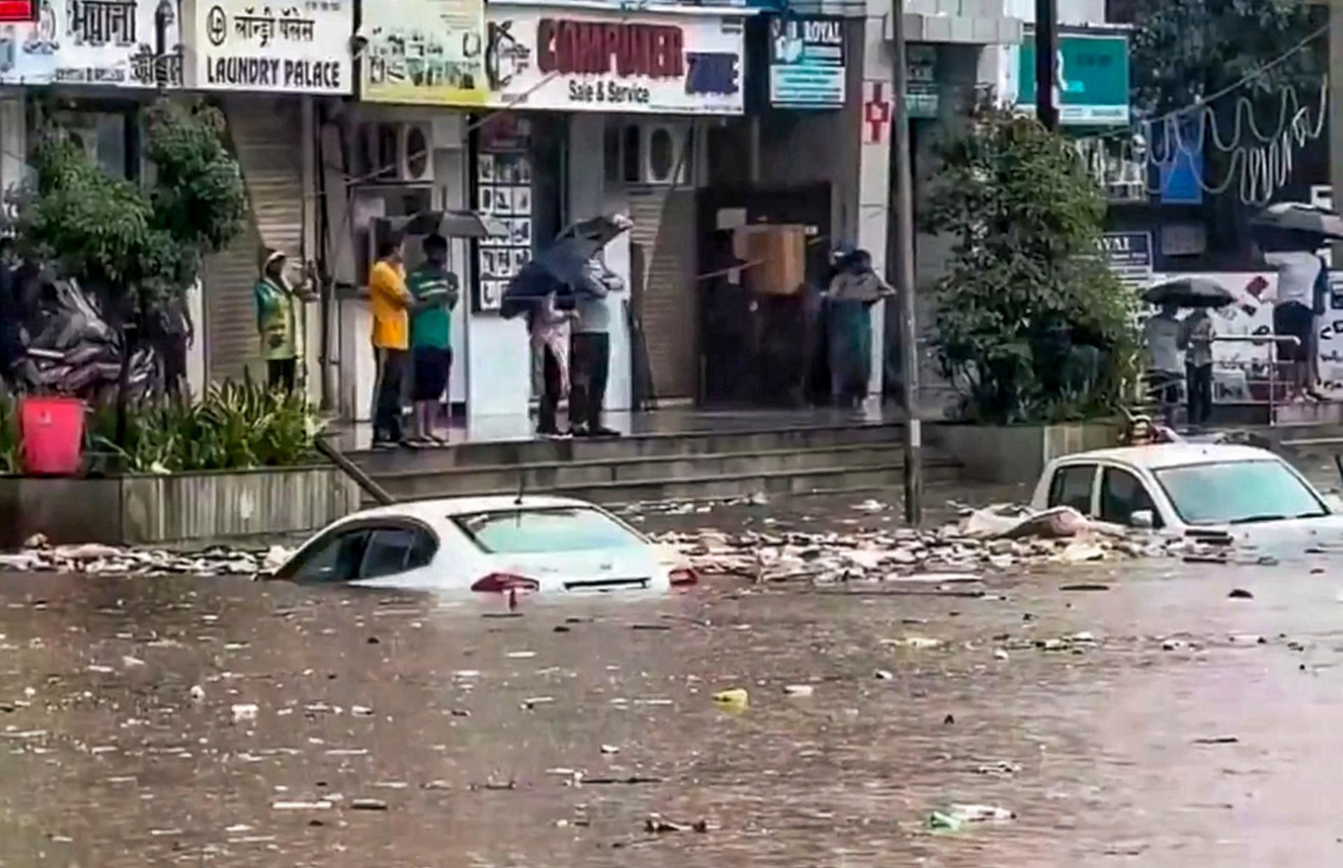 Heavy Rain Triggers Waterlogging Across Mumbai, IMD Issues Red Alert