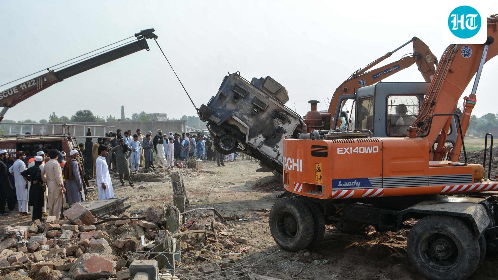 Car bomb attack kills 12 at checkpoint in northwestern Pakistan