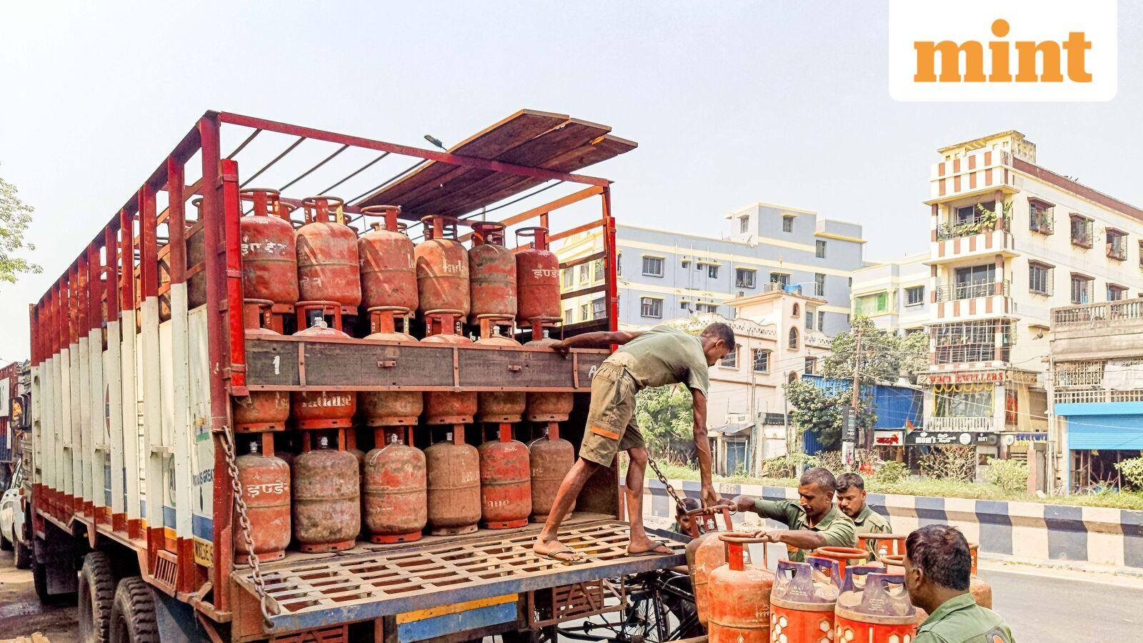 LPG cylinder price on 30 April: Check domestic and commercial gas rates in Delhi, Bengaluru, Mumbai, Kolkata today