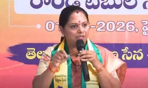 హైదరాబాద్ లో ఆంధ్రా కళాకారుల విగ్రహాలు ఎందుకు?: కవిత