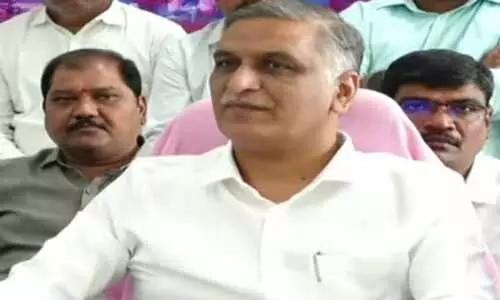 ధాన్యం కొనుగోళ్లపై రాష్ట్ర ప్రభుత్వం చేతులెత్తిసింది: హరీష్ రావు