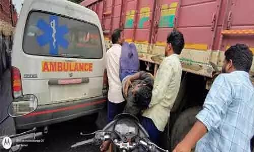 చేతులపై మోసుకెళ్లినా దక్కని ప్రాణం
