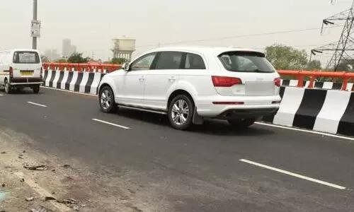 అరటి పండ్ల సాకు... కారుతో ఉడాయించాడు