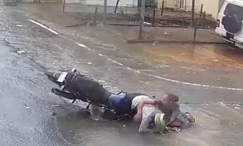 వర్షపు నీటితో నిండిన గుంతలో పడిన బైక్.. వ్యక్తికి తీవ్ర గాయాలు