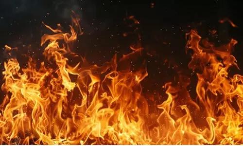 చార్జ్ చేస్తుండగా ఎలక్ట్రిక్ స్యూటర్లో మంటలు.. ఇద్దరు మృతి