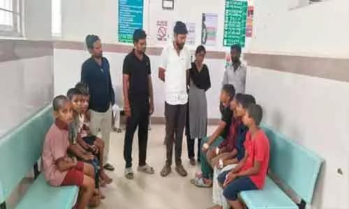 మహాత్మా గాంధీ జ్యోతిబా ఫూలే విద్యార్థులకు అస్వస్థత