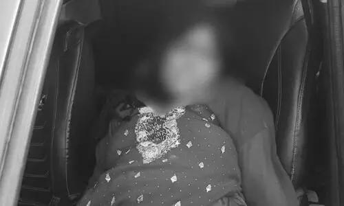 కదులుతున్న కారులో పిల్లల ముందే భార్యను చంపి....